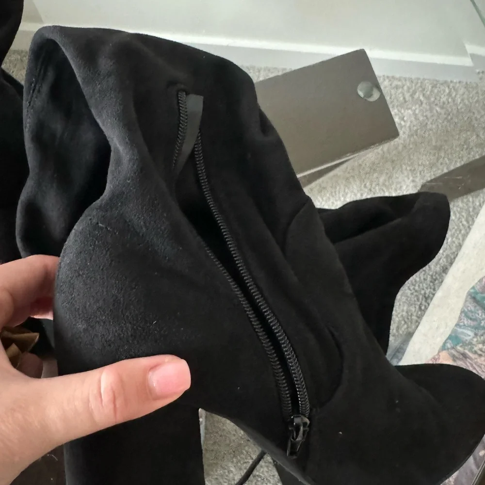 Knee high black boots - Picture 8 of 10